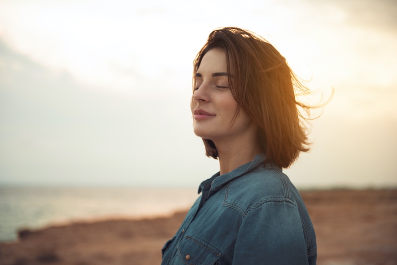 Great,Pleasure.,Charming,Calm,Young,Woman,Is,Standing,Near,Sea